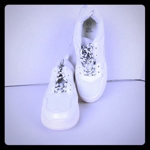 NWT Wild Fable Womans Sneakers White